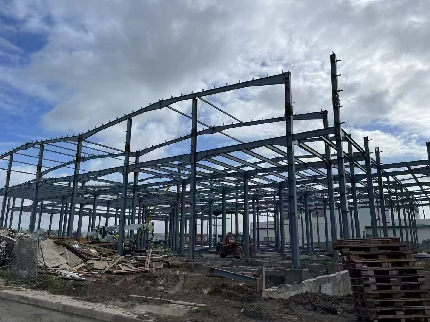Free on-site installation of steel structure buildings Free on-site installation of steel structure buildings